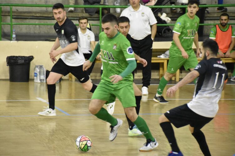 Sólido triunfo del Cuéllar ante el Segosala en el derbi provincial de Tercera 1 Un jugador del Cuéllar controla la pelota en el partido ante Cisterna./FS CUÉLLAR