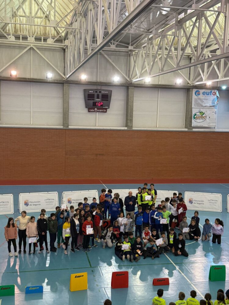 Los participantes posando con los diplomas. / Diputación