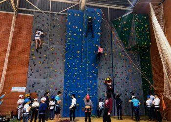 Los participantes durante un instante del encuentro del programa Deporte Divertido de la Diputación./DIP. SEGOVIA