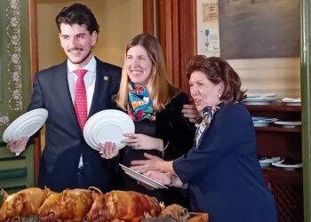 Marisa Duque y sus hijos, Luis y Andrea, parten el cochinillo con el plato / E.A.