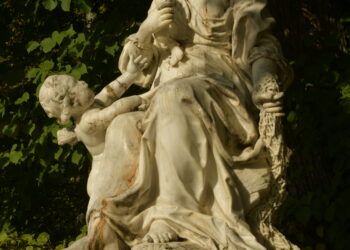 Una de las esculturas en los jardines del Palacio Real de La Granja / E.A.