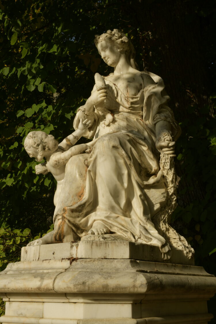 El Palacio Real de La Granja de San Ildefonso ofrecerá el 8M dos recorridos en clave femenina 1 Una de las esculturas en los jardines del Palacio Real de La Granja / E.A.