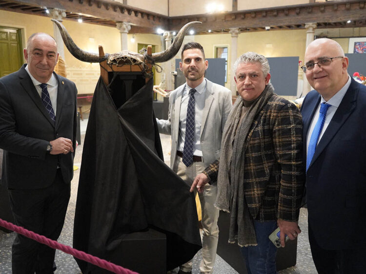 Miguel Ángel de Vicente, Daniel Sacristán, José María Bravo y Guillermo Herrero, en la inauguración de la exposición ‘Vaquillas de Carnaval’. / EL ADELANTADO