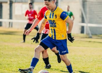 Un jugador del Coca protege la pelota ante la presión de un rival./CD. COCA