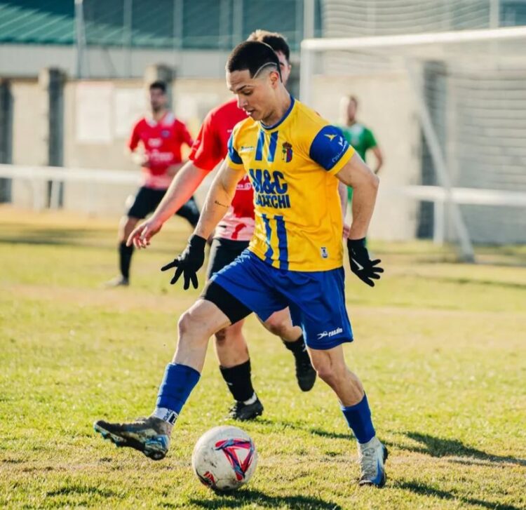 El Coca asalta Langa de Duero; el Turégano empata ante el Astudillo 1 Un jugador del Coca protege la pelota ante la presión de un rival./CD. COCA