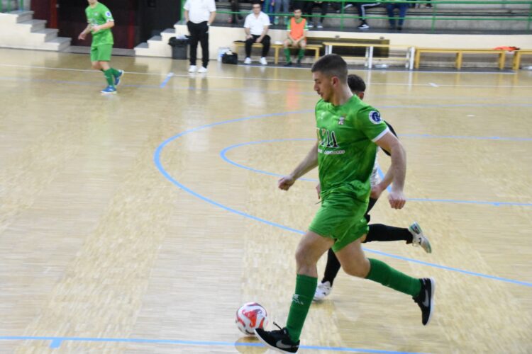 El Cuéllar Cojalba se queda con el derbi cuellarano; el Segosala vuelve a sonreír 1 Un instante de un duelo entre Cuéllar Cojalba y Racing Cuéllar./FS CUÉLLAR