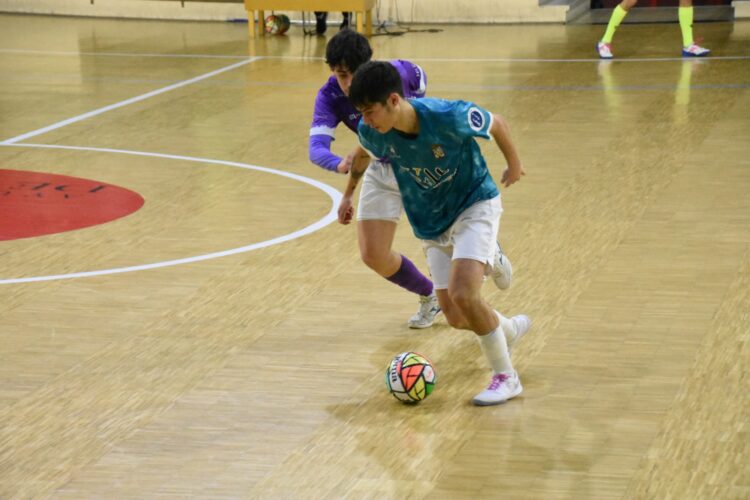 Cuéllar y Segosala se miden en el derbi provincial de Tercera División de fútbol sala 1 El jugador del Cuéllar controla la pelota durante un partido de la presente temporada./FS CUÉLLAR