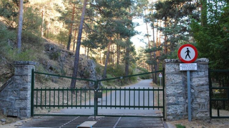 Cerrado el acceso a la Garganta del Río Moros 1 Foto de archivo / Portón de acceso a la garganta / E.A.