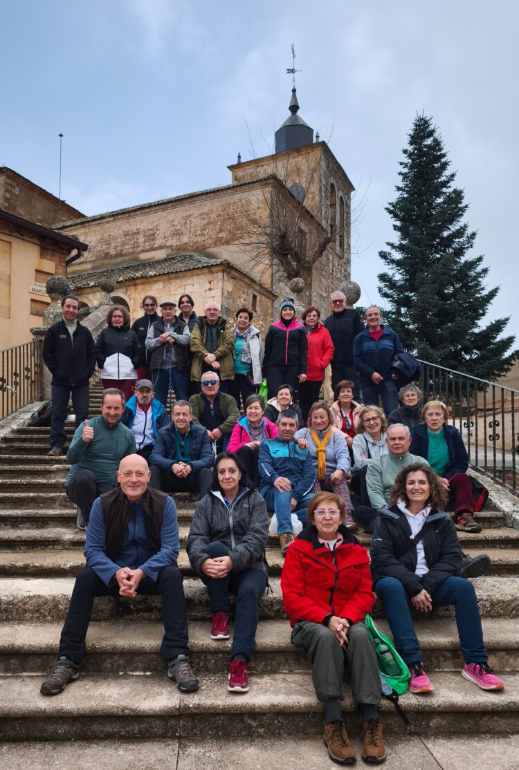 Grupo de senderistas de Fuentepelayo / JUAN CRUZ SERRANO