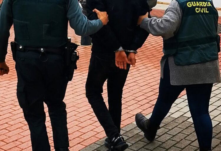 Un hombre es detenido por la Guardia Civil.