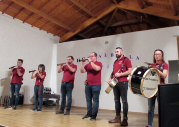 Foto de archivo. Grupo de dulzaineros / E.A.