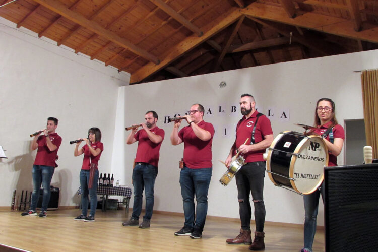 Foto de archivo. Grupo de dulzaineros / E.A.