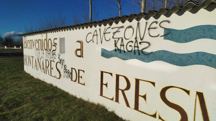 Actos vandálicos en el cartel de acceso a Hontanares de Eresma 1 Actos vandálicos / AYUNTAMIENTO DE HONTANARES DE ERESMA