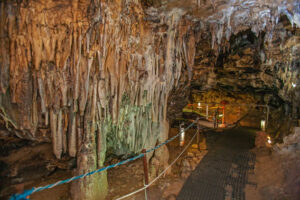 Interior de la cueva de los Enebralejos.