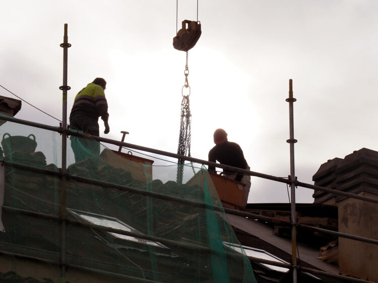 En torno a 8.500 trabajadores segovianos afectados por la tributación del SMI 1 Trabajadores de la construcción. Kamarero.