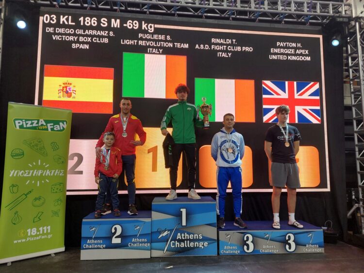 Destacada actuación del Club Victoria en el Open de Grecia 1 Sergio de Diego posa en el podio como subcampeón de kicklight durante la cita./CLUB VICTORIA