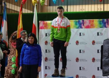 Un participante del equipo segoviano en lo más alto del podio./T. LACERTA