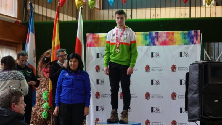 Dos medallas para el Lacerta en Reinosa 1 Un participante del equipo segoviano en lo más alto del podio./T. LACERTA