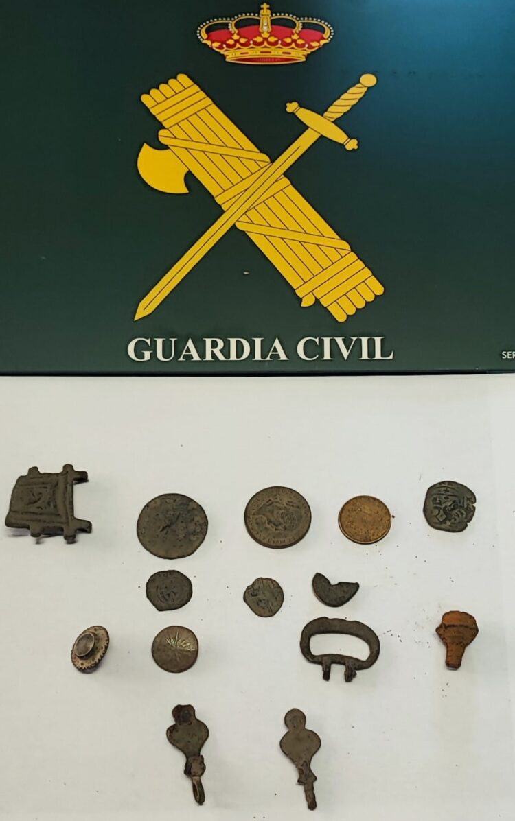 Sorprenden a tres personas realizando prospecciones arqueológicas ilegales en Santiuste de San Juan Bautista 1 Piezas incautadas / GUARDIA CIVIL