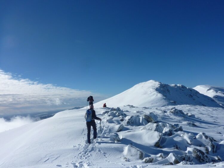 La tradicional Travesía Invernal de la Mujer Muerta vuelve a escena 1 Participantes durante una actividad de una edición pasada./DIEGO DE ORDÁS