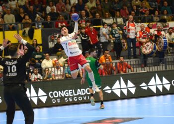 Pancho Ahumada busca el lanzamiento ante la figura de Marcos Cancio./AMADOR MARUGÁN