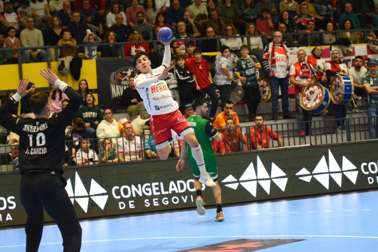 El Viveros Herol Nava arranca el año con derrota 1 Pancho Ahumada busca el lanzamiento ante la figura de Marcos Cancio./AMADOR MARUGÁN