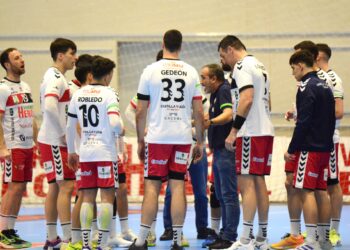 Álvaro Senovilla da instrucciones durante un tiempo muerto de un partido del Viveros Herol Nava./AMADOR MARUGÁN