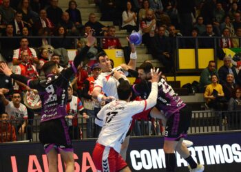 Guardiola busca el lanzamiento ante la presión rival durante un momento de partido entre Viveros Herol y Ciudad de Logroño./AMADOR MARUGÁN