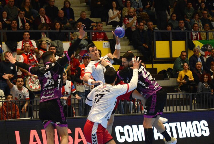 Empate con sabor agridulce para el Viveros Herol Nava 1 Guardiola busca el lanzamiento ante la presión rival durante un momento de partido entre Viveros Herol y Ciudad de Logroño./AMADOR MARUGÁN