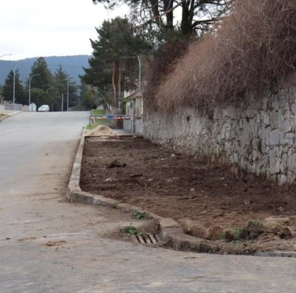 Comienzan las obras para construir la nueva acera en la calle Pinar en El Espinar 1 Acera en la calle Pinar / AYTO. EL ESPINAR