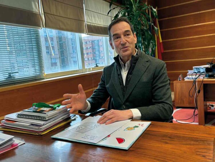 “Los jóvenes agricultores pueden recibir hasta 40.000 euros en cinco años” 1 El director general de la PAC en Castilla y León, en su despacho. / Oficina PAC CYL