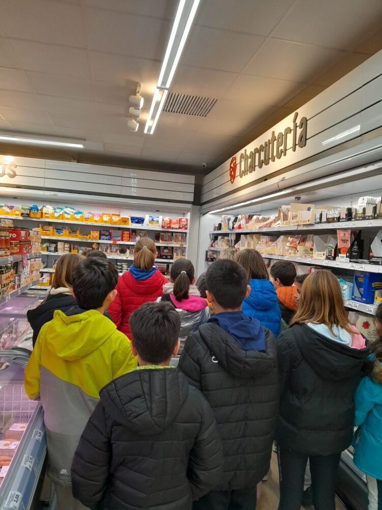 Un grupo de escolares durante su visita a un comercio local / AYUNTAMIENTO DE PALAZUELOS DE ERESMA