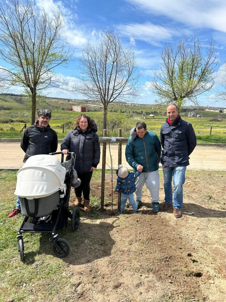 El Ayuntamiento de Palazuelos de Eresma convoca una nueva edición de la acción ‘Un niño, un árbol’ 1 Plantación de los árboles en la edición anterior / AYTO. DE PALAZUELOS DE ERESMA