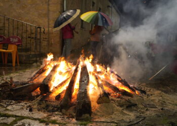 Preparación de las hogueras en la localidad de Prádena / E.A.