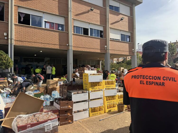 Protección Civil ayuda a los afectados por la DANA en Valencia / PROTECCIÓN CIVIL EL ESPINAR
