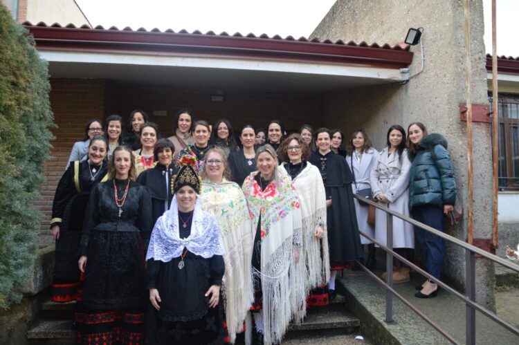 Carbonero el Mayor celebra Santa Águeda con una eucaristía y procesión 1 Aguederas encargadas de organizar la fiesta / LOURDES MATARRANZ