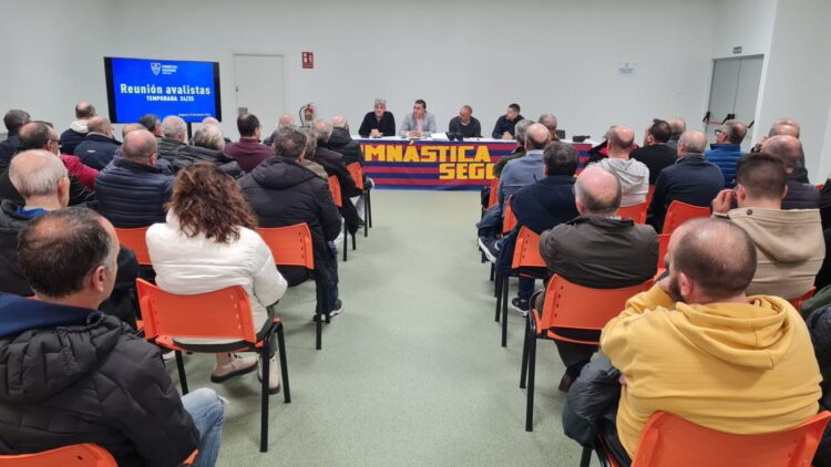 Un momento de la pasada reunión con los avalistas del club. / JUAN MARTÍN-G.SEGOVIANA