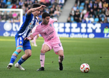 Manu protege la pelota ante la presión de un jugador rival durante un instante del partido entre Segoviana y Ponferradina./JUAN MARTÍN-G. SEGOVIANA