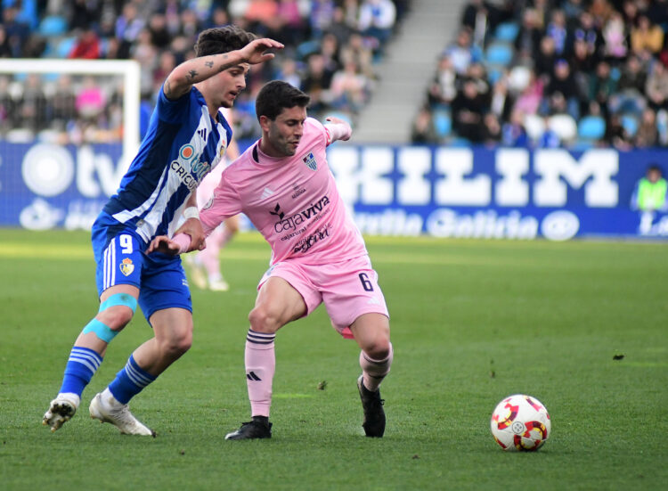 Pesadilla sin fin para la Segoviana 1 Manu protege la pelota ante la presión de un jugador rival durante un instante del partido entre Segoviana y Ponferradina./JUAN MARTÍN-G. SEGOVIANA