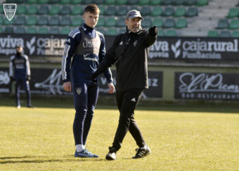 Ramsés Gil da instrucciones durante un entrenamiento de la Segoviana./JUAN MARTÍN-G. SEGOVIANA