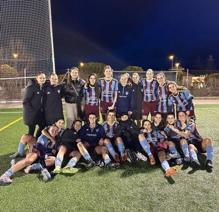 Derrota del equipo femenino de la Segoviana ante el San José 1 La plantilla de la Segoviana tras un encuentro del presente curso./JUAN MARTÍN-G. SEGOVIANA