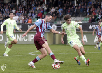 Miguel Berlanga controla la pelota ante la presión de un rival en un instante de partido entre Segoviana y Barcelona Atlètic./JUAN MARTÍN-G. SEGOVIANA