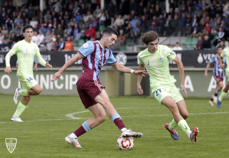 La Segoviana busca reencontrarse en Barcelona 1 Miguel Berlanga controla la pelota ante la presión de un rival en un instante de partido entre Segoviana y Barcelona Atlètic./JUAN MARTÍN-G. SEGOVIANA