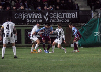 Diego Gómez pugna por el balón con un rival durante un instante del encuentro entre Segoviana y Tarazona./HÉCTOR CRIADO