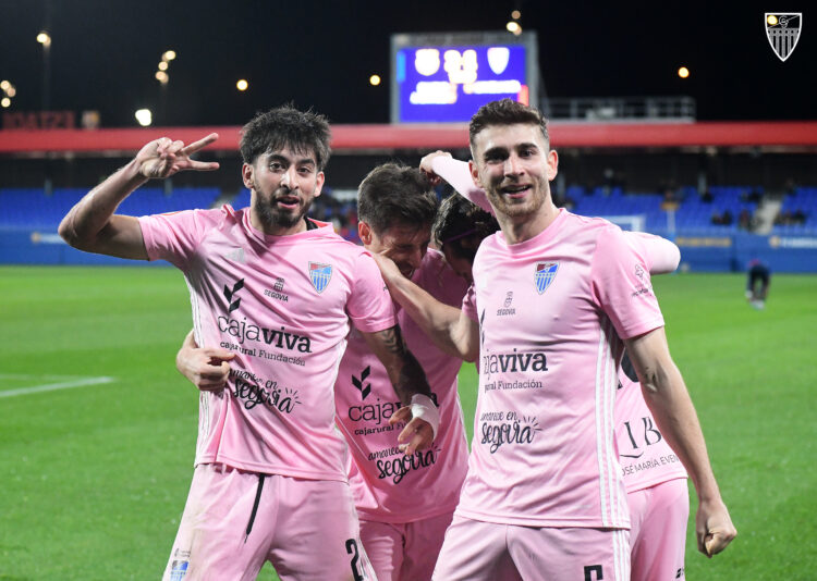 La Segoviana pisa el abismo 1 Los jugadores de la Gimnástica Segoviana celebran el gol de Juan Silva ante el Barcelona Atlètic./J. MARTÍN-G. SEGOVIANA