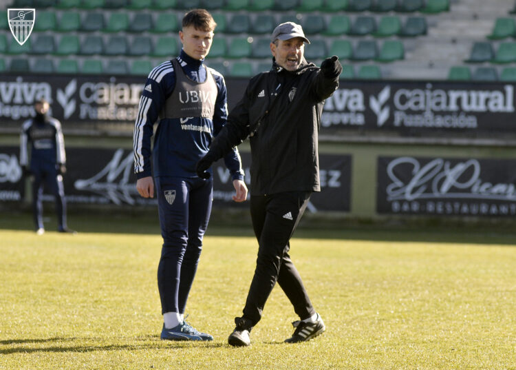 Ramsés Gil: “Hay que pasar página e ir a Ponferrada con optimismo” 1 Ramsés Gil da instrucciones durante un entrenamiento de la Segoviana./JUAN MARTÍN-G. SEGOVIANA