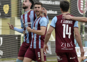 Los jugadores de la Segoviana celebran el gol de Juan de la Mata en el encuentro frente a Osasuna ‘B’ celebrado en La Albuera./JUAN MARTÍN-G. SEGOVIANA
