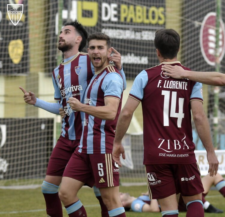 La Segoviana, a reencontrarse en Ponferrada 1 Los jugadores de la Segoviana celebran el gol de Juan de la Mata en el encuentro frente a Osasuna ‘B’ celebrado en La Albuera./JUAN MARTÍN-G. SEGOVIANA