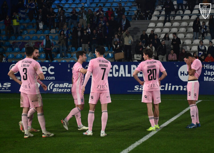 La Segoviana se desangra 1 Los jugadores de la Gimnástica Segoviana agradecen el apoyo de la afición desplaza al Toralín./J. MARTÍN-G. SEGOVIANA