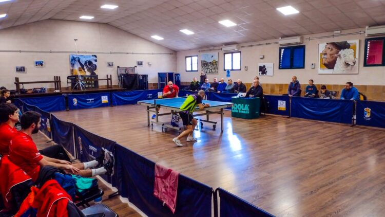 Sexta victoria seguida del Seghos que lo acerca a la permanencia 1 Un instante del encuentro entre Seghos y Gondomar disputado en el Centro Cultural de Espirdo./CD SEGHOS